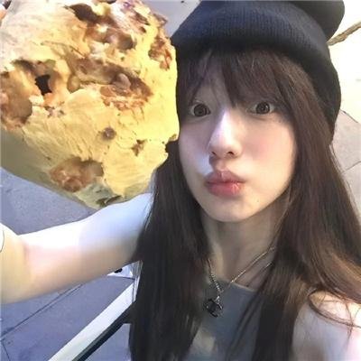 举杯畅饮的姐姐们